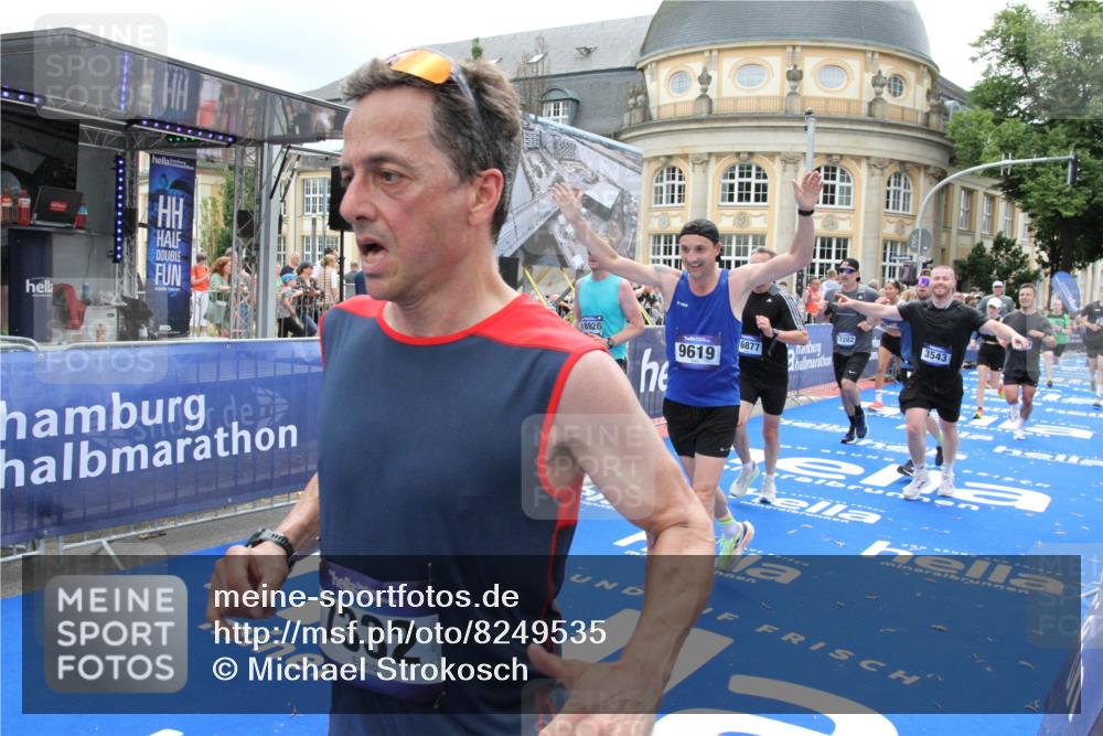29.06.2025 - hella hamburg halbmarathon Michael Strokosch http://msf.ph/oto/8249535 29.06.2025 10:49:48 Ziel 2706, 3060, 3543, 5894, 6115, 6125, 7332, 9551, 9619, 9723, 9924, 11975, 13159, 14794, 16843, 16877, 17282, 17753, 18058, 18451, 18926 meine-sportfotos.de