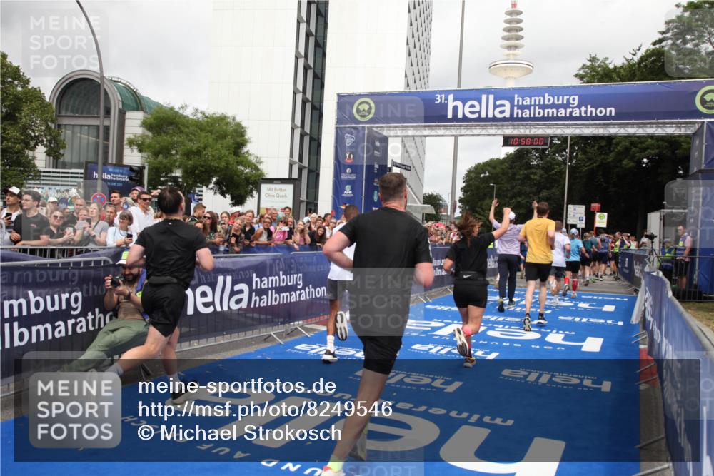 29.06.2025 - hella hamburg halbmarathon Michael Strokosch http://msf.ph/oto/8249546 29.06.2025 10:57:58 Ziel 2025, 2806, 2883, 3093, 3575, 7138, 7159, 7189, 7269, 9820, 10703, 11394, 12523, 13376, 14881, 15349, 16517, 17543, 18492 meine-sportfotos.de