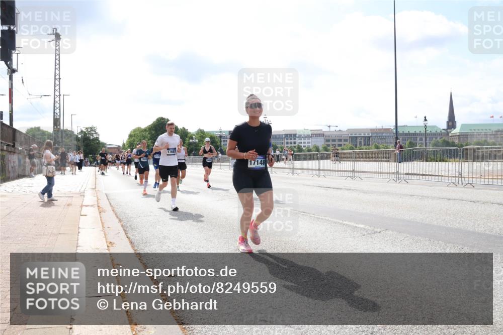 29.06.2025 - hella hamburg halbmarathon Lena Gebhardt http://msf.ph/oto/8249559 29.06.2025 10:10:21 Lombardsbrücke 1548, 1573, 3921, 4592, 5182, 5440, 5511, 7042, 7081, 7250, 7333, 7636, 7685, 8219, 8890, 9366, 9434, 9674, 9681, 9816, 10036, 10943, 11027, 11180, 11887, 11904, 11905, 12008, 12567, 12629, 13797, 13825, 13901, 14679, 14822, 15409, 16166, 16344, 16445, 16639, 16872, 17148, 17730, 18196, 18707, 19023 meine-sportfotos.de