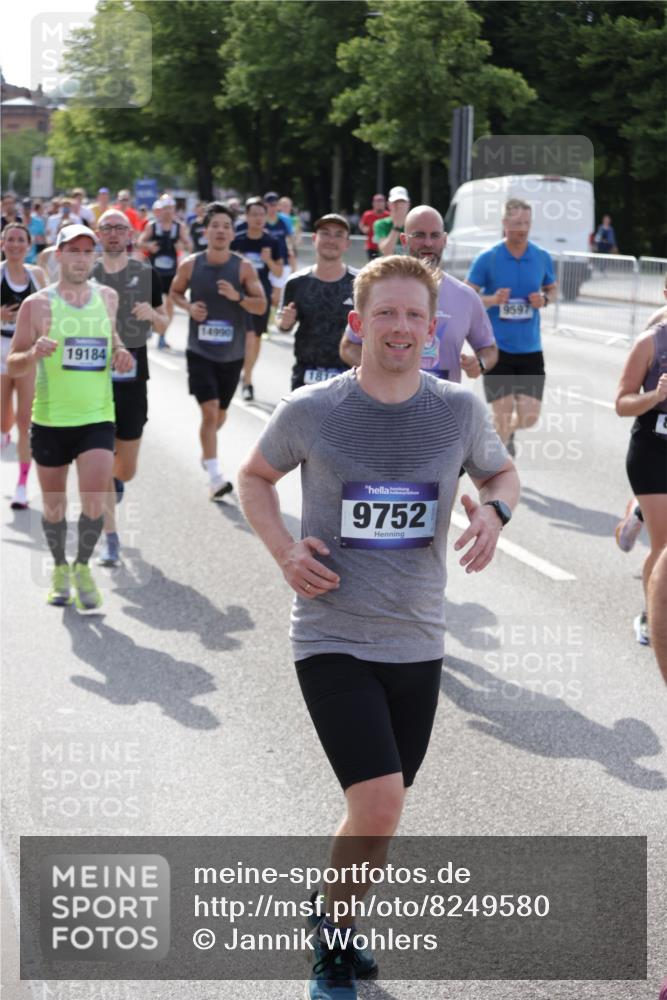 29.06.2025 - hella hamburg halbmarathon Jannik Wohlers http://msf.ph/oto/8249580 29.06.2025 09:56:12 Lombardsbrücke 1460, 1496, 1628, 1833, 1877, 2013, 2058, 2082, 2208, 2378, 2771, 2953, 2996, 3256, 3296, 4065, 4404, 4711, 4833, 5839, 5978, 6286, 6511, 6512, 6561, 6562, 7383, 7475, 8261, 8361, 8587, 8618, 8921, 9597, 9638, 9695, 9752, 9793, 9820, 10508, 10891, 11018, 11124, 11231, 11455, 11459, 11809, 11961, 12490, 12545, 12584, 13211, 13394, 13688, 14198, 14286, 14408, 14526, 14990, 14994, 15149, 15427, 15818, 16375 meine-sportfotos.de