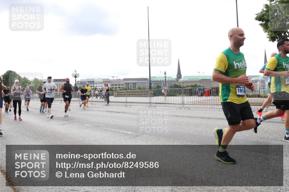 29.06.2025 - hella hamburg halbmarathon Lena Gebhardt http://msf.ph/oto/8249586 29.06.2025 10:34:06 Lombardsbrücke 1189, 1275, 1417, 1672, 1705, 1787, 1896, 2265, 2342, 2464, 2482, 2496, 2510, 2511, 2526, 2801, 2933, 3145, 3170, 3264, 3340, 3345, 3560, 3829, 3848, 4361, 4433, 4449, 4479, 4696, 4807, 4824, 4826, 4942, 5075, 5096, 5141, 5557, 5561, 5566, 5569, 5584, 5609, 5691, 5821, 5822, 5887, 6105, 6109, 6364, 6515, 6516, 6574, 6854, 6956, 7027, 7324, 7329, 7565, 7653, 8157, 8202, 8277, 8349, 8375, 8377, 8383, 8401, 8965, 9094, 9875, 9995, 10007, 10071, 10360, 10561, 10564 meine-sportfotos.de