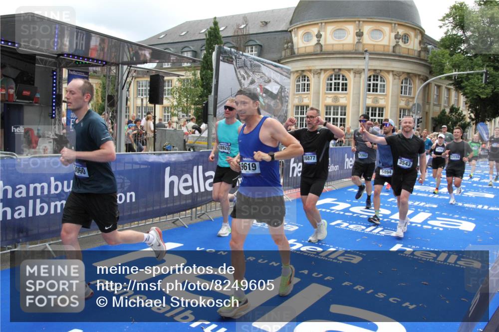 29.06.2025 - hella hamburg halbmarathon Michael Strokosch http://msf.ph/oto/8249605 29.06.2025 10:49:48 Ziel 2706, 3060, 3543, 5894, 6115, 6125, 7332, 9551, 9619, 9723, 9924, 11975, 13159, 14794, 16843, 16877, 17282, 17753, 18058, 18451, 18926 meine-sportfotos.de