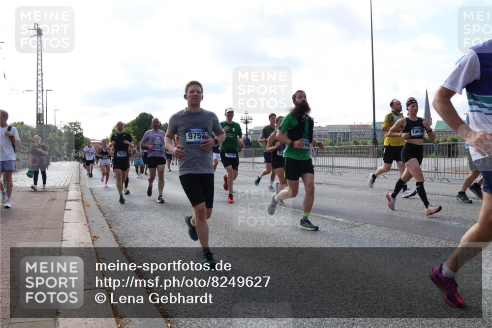29.06.2025 - hella hamburg halbmarathon Lena Gebhardt http://msf.ph/oto/8249627 29.06.2025 09:56:39 Lombardsbrücke 1452, 1460, 1496, 1499, 1592, 1628, 1833, 1877, 2013, 2058, 2074, 2082, 2208, 2340, 2378, 2396, 2771, 2878, 2953, 2996, 3256, 3296, 3310, 3652, 4065, 4077, 4377, 4404, 4635, 4711, 4833, 4897, 5169, 5194, 5482, 5600, 5607, 5839, 5978, 6033, 6168, 6286, 6377, 6511, 6512, 6561, 6562, 7176, 7178, 7383, 7475, 7583, 7943, 8261, 8361, 8514, 8572, 8587, 8618, 8661, 8710, 8863, 8921, 8968, 8996, 9082, 9246, 9497, 9537, 9597, 9638, 10596 meine-sportfotos.de