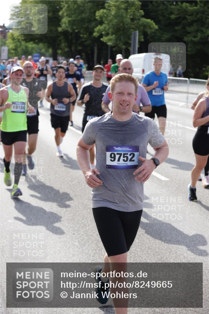 29.06.2025 - hella hamburg halbmarathon Jannik Wohlers http://msf.ph/oto/8249665 29.06.2025 09:56:12 Lombardsbrücke 1460, 1496, 1628, 1833, 1877, 2013, 2058, 2082, 2208, 2378, 2771, 2953, 2996, 3256, 3296, 4065, 4404, 4711, 4833, 5839, 5978, 6286, 6511, 6512, 6561, 6562, 7383, 7475, 8261, 8361, 8587, 8618, 8921, 9597, 9638, 9695, 9752, 9793, 9820, 10508, 10891, 11018, 11124, 11231, 11455, 11459, 11809, 11961, 12490, 12545, 12584, 13211, 13394, 13688, 14198, 14286, 14408, 14526, 14990, 14994, 15149, 15427, 15818, 16375 meine-sportfotos.de