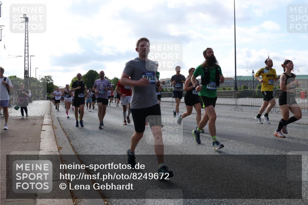29.06.2025 - hella hamburg halbmarathon Lena Gebhardt http://msf.ph/oto/8249672 29.06.2025 09:56:39 Lombardsbrücke 1452, 1460, 1496, 1499, 1592, 1628, 1833, 1877, 2013, 2058, 2074, 2082, 2208, 2340, 2378, 2396, 2771, 2878, 2953, 2996, 3256, 3296, 3310, 3652, 4065, 4077, 4377, 4404, 4635, 4711, 4833, 4897, 5169, 5194, 5482, 5600, 5607, 5839, 5978, 6033, 6168, 6286, 6377, 6511, 6512, 6561, 6562, 7176, 7178, 7383, 7475, 7583, 7943, 8261, 8361, 8514, 8572, 8587, 8618, 8661, 8710, 8863, 8921, 8968, 8996, 9082, 9246, 9497, 9537, 9597, 9638, 10596 meine-sportfotos.de