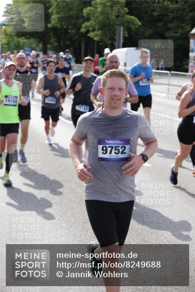 29.06.2025 - hella hamburg halbmarathon Jannik Wohlers http://msf.ph/oto/8249688 29.06.2025 09:56:12 Lombardsbrücke 1460, 1496, 1628, 1833, 1877, 2013, 2058, 2082, 2208, 2378, 2771, 2953, 2996, 3256, 3296, 4065, 4404, 4711, 4833, 5839, 5978, 6286, 6511, 6512, 6561, 6562, 7383, 7475, 8261, 8361, 8587, 8618, 8921, 9597, 9638, 9695, 9752, 9793, 9820, 10508, 10891, 11018, 11124, 11231, 11455, 11459, 11809, 11961, 12490, 12545, 12584, 13211, 13394, 13688, 14198, 14286, 14408, 14526, 14990, 14994, 15149, 15427, 15818, 16375 meine-sportfotos.de