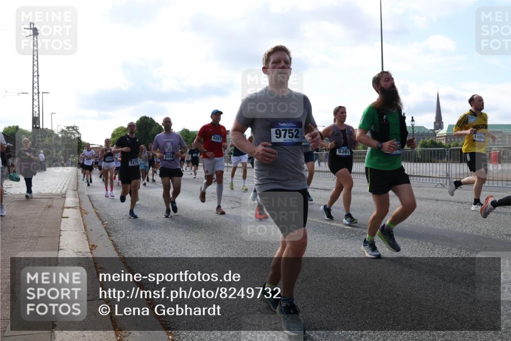 29.06.2025 - hella hamburg halbmarathon Lena Gebhardt http://msf.ph/oto/8249732 29.06.2025 09:56:39 Lombardsbrücke 1452, 1460, 1496, 1499, 1592, 1628, 1833, 1877, 2013, 2058, 2074, 2082, 2208, 2340, 2378, 2396, 2771, 2878, 2953, 2996, 3256, 3296, 3310, 3652, 4065, 4077, 4377, 4404, 4635, 4711, 4833, 4897, 5169, 5194, 5482, 5600, 5607, 5839, 5978, 6033, 6168, 6286, 6377, 6511, 6512, 6561, 6562, 7176, 7178, 7383, 7475, 7583, 7943, 8261, 8361, 8514, 8572, 8587, 8618, 8661, 8710, 8863, 8921, 8968, 8996, 9082, 9246, 9497, 9537, 9597, 9638, 10596 meine-sportfotos.de