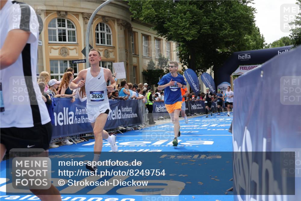 29.06.2025 - hella hamburg halbmarathon Strokosch-Dieckow http://msf.ph/oto/8249754 29.06.2025 10:39:59 Ziel 1603, 2563, 2826, 3626, 4766, 5050, 5375, 6080, 7981, 8467, 8574, 8933, 12091, 13514, 15421, 15424, 17973 meine-sportfotos.de