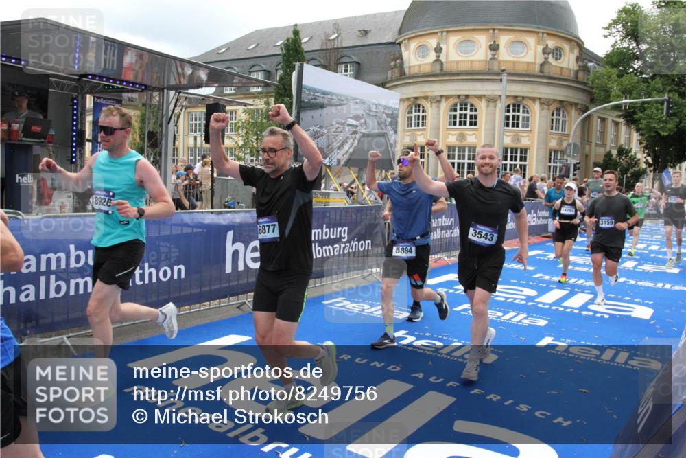 29.06.2025 - hella hamburg halbmarathon Michael Strokosch http://msf.ph/oto/8249756 29.06.2025 10:49:49 Ziel 2706, 3060, 3543, 5894, 6125, 7332, 9200, 9551, 9619, 9723, 9924, 11975, 13159, 14794, 16800, 16843, 16877, 17282, 17753, 18451, 18926 meine-sportfotos.de