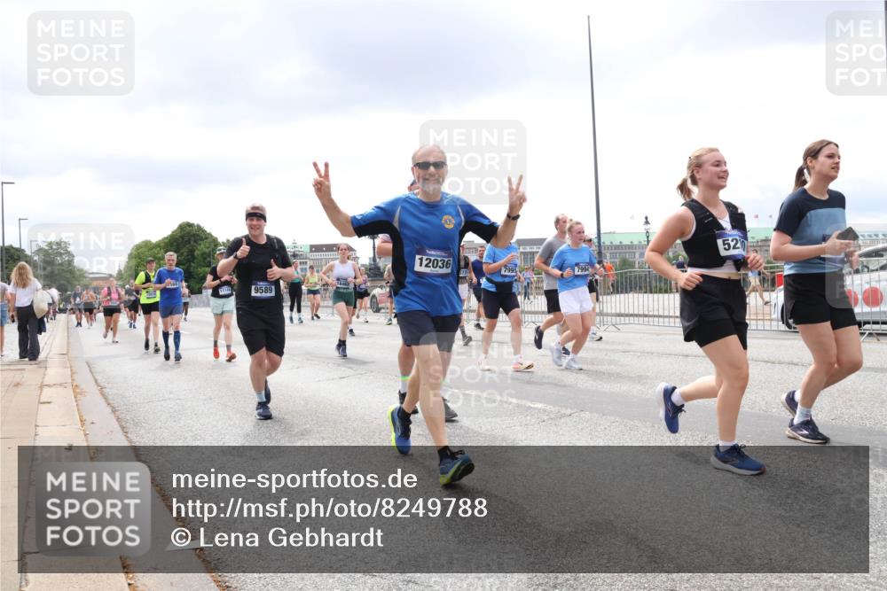 29.06.2025 - hella hamburg halbmarathon Lena Gebhardt http://msf.ph/oto/8249788 29.06.2025 11:07:39 Lombardsbrücke 1574, 1638, 1829, 2253, 2312, 2314, 2764, 2796, 2867, 3032, 3078, 3595, 3669, 3853, 3855, 3866, 3867, 4226, 4250, 4567, 4573, 4899, 4988, 5270, 5445, 5448, 5541, 5725, 5726, 5819, 6258, 6357, 6586, 6728, 7194, 7218, 7441, 7560, 7892, 7994, 7995, 8109, 8201, 8246, 8339, 8384, 8420, 8446, 8579, 8580, 8604, 8636, 8640, 8735, 9037, 9387, 9494, 9541, 9589, 9646, 9732, 10289, 10379, 10406, 10475, 10517, 10537, 10743, 11504, 11724, 12063, 12964, 15598, 15716, 18462 meine-sportfotos.de
