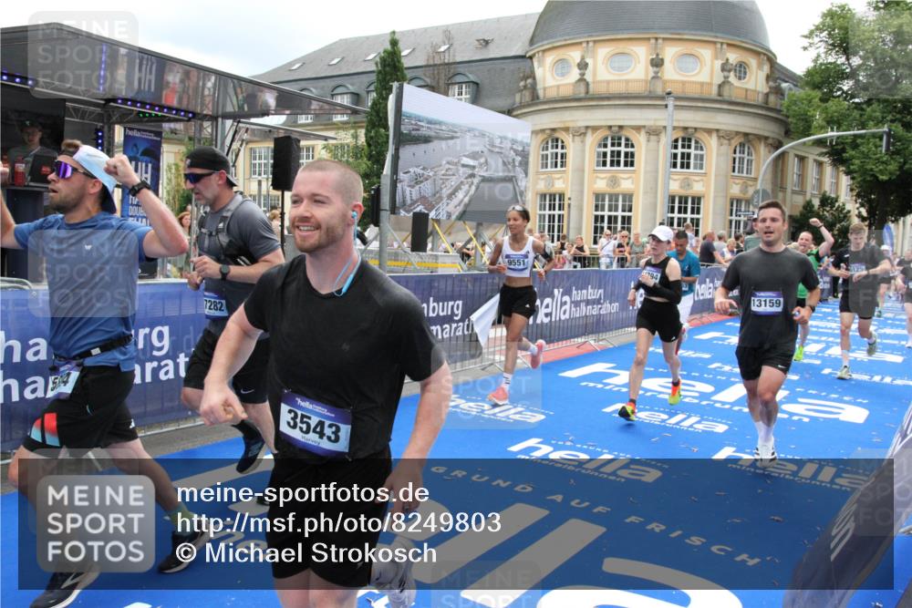 29.06.2025 - hella hamburg halbmarathon Michael Strokosch http://msf.ph/oto/8249803 29.06.2025 10:49:50 Ziel 3060, 3543, 4017, 5460, 5894, 6125, 7332, 9126, 9200, 9551, 9619, 9723, 9924, 11975, 13159, 13463, 14794, 16800, 16877, 17282, 17753, 18926, 19122 meine-sportfotos.de