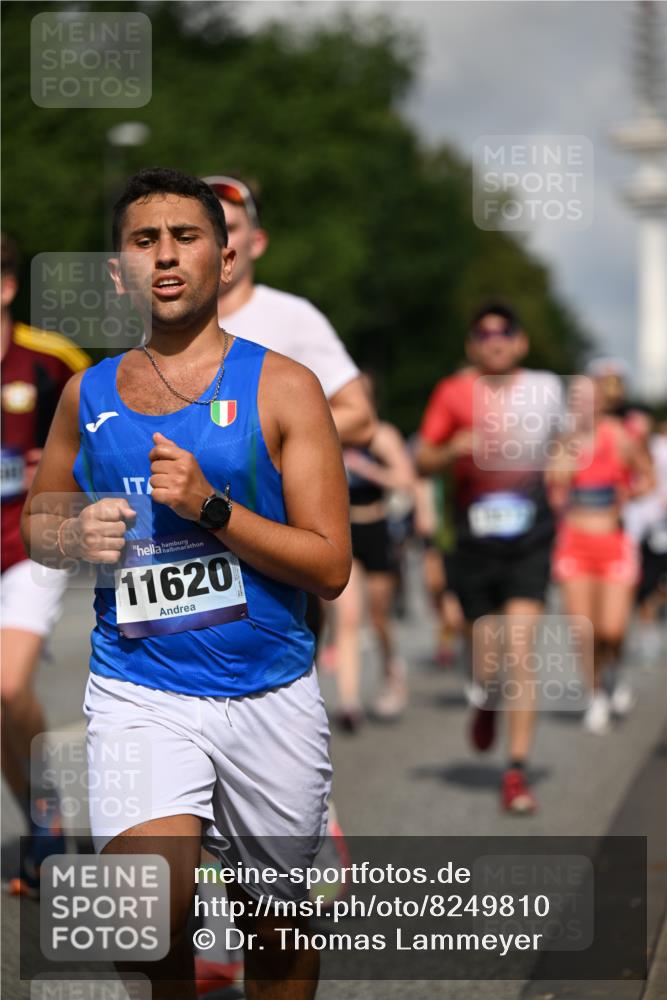 29.06.2025 - hella hamburg halbmarathon Dr. Thomas Lammeyer http://msf.ph/oto/8249810 29.06.2025 09:51:35 Kennedybrücke 1164, 1385, 1644, 1743, 2714, 2767, 3959, 4860, 5091, 5315, 6684, 6990, 7884, 8362, 9178, 9944, 10384, 10404, 10793, 10900, 11202, 11227 meine-sportfotos.de