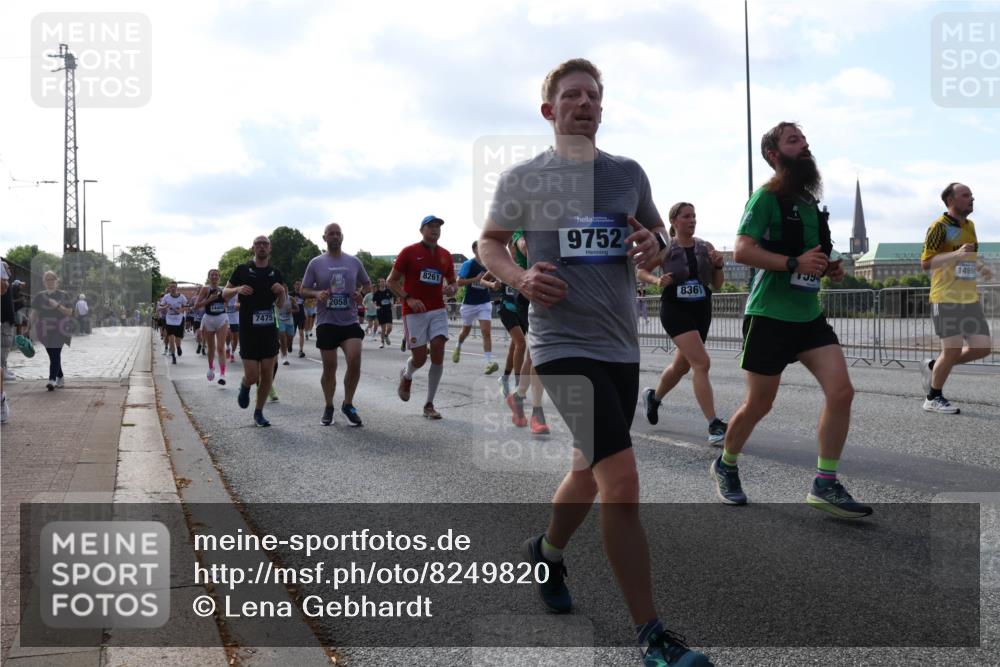 29.06.2025 - hella hamburg halbmarathon Lena Gebhardt http://msf.ph/oto/8249820 29.06.2025 09:56:39 Lombardsbrücke 1452, 1460, 1496, 1499, 1592, 1628, 1833, 1877, 2013, 2058, 2074, 2082, 2208, 2340, 2378, 2396, 2771, 2878, 2953, 2996, 3256, 3296, 3310, 3652, 4065, 4077, 4377, 4404, 4635, 4711, 4833, 4897, 5169, 5194, 5482, 5600, 5607, 5839, 5978, 6033, 6168, 6286, 6377, 6511, 6512, 6561, 6562, 7176, 7178, 7383, 7475, 7583, 7943, 8261, 8361, 8514, 8572, 8587, 8618, 8661, 8710, 8863, 8921, 8968, 8996, 9082, 9246, 9497, 9537, 9597, 9638, 10596 meine-sportfotos.de