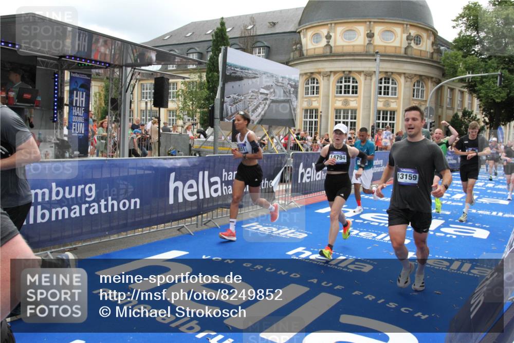 29.06.2025 - hella hamburg halbmarathon Michael Strokosch http://msf.ph/oto/8249852 29.06.2025 10:49:50 Ziel 3060, 3543, 4017, 5460, 5894, 6125, 7332, 9126, 9200, 9551, 9619, 9723, 9924, 11975, 13159, 13463, 14794, 16800, 16877, 17282, 17753, 18926, 19122 meine-sportfotos.de