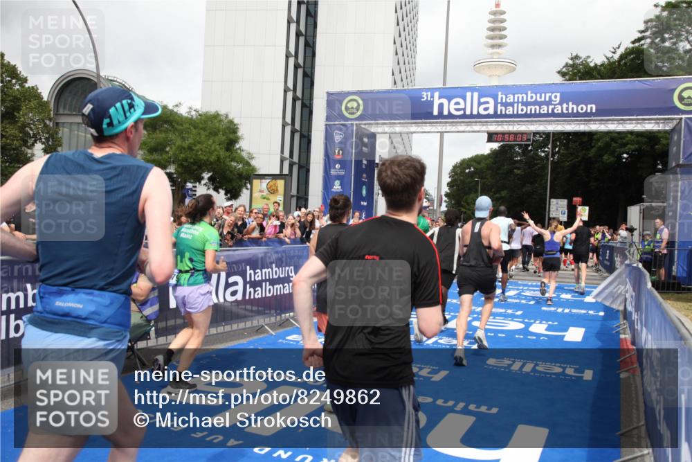 29.06.2025 - hella hamburg halbmarathon Michael Strokosch http://msf.ph/oto/8249862 29.06.2025 10:58:02 Ziel 1200, 2025, 3093, 3141, 3575, 4579, 6531, 7138, 7159, 7189, 8089, 10036, 11394, 11832, 12378, 12773, 13376, 13465, 14881, 15090, 15349, 15527, 17543, 18762 meine-sportfotos.de