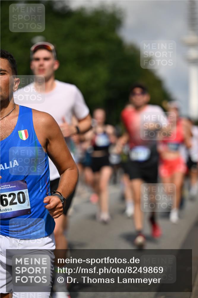29.06.2025 - hella hamburg halbmarathon Dr. Thomas Lammeyer http://msf.ph/oto/8249869 29.06.2025 09:51:36 Kennedybrücke 1164, 1385, 1644, 1743, 2714, 2767, 3959, 4860, 5091, 5315, 6684, 6990, 7884, 8362, 9178, 9944, 10384, 10404, 10793, 10900, 11202, 11227 meine-sportfotos.de