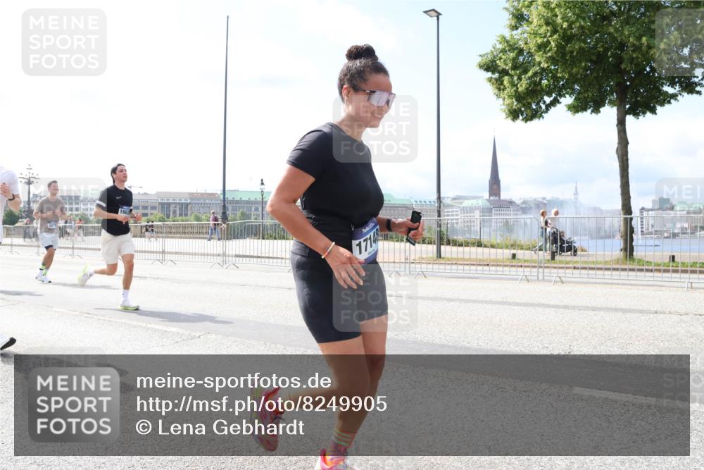 29.06.2025 - hella hamburg halbmarathon Lena Gebhardt http://msf.ph/oto/8249905 29.06.2025 10:10:22 Lombardsbrücke 1548, 1573, 3921, 5182, 5440, 5511, 7042, 7081, 7250, 7333, 7636, 7685, 8219, 8890, 9366, 9434, 9674, 9681, 9816, 10036, 10943, 11027, 11180, 11887, 11904, 11905, 12008, 12567, 12629, 13797, 13825, 13901, 14679, 14822, 15409, 16166, 16344, 16445, 16639, 16872, 17148, 17730, 18196, 18707, 19023 meine-sportfotos.de