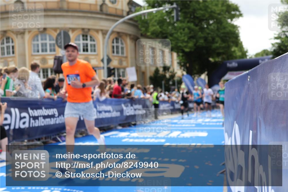 29.06.2025 - hella hamburg halbmarathon Strokosch-Dieckow http://msf.ph/oto/8249940 29.06.2025 10:40:01 Ziel 2826, 3626, 5007, 5050, 5375, 5508, 6080, 7981, 8467, 8574, 8933, 12091, 13514, 15421, 15424, 17973 meine-sportfotos.de