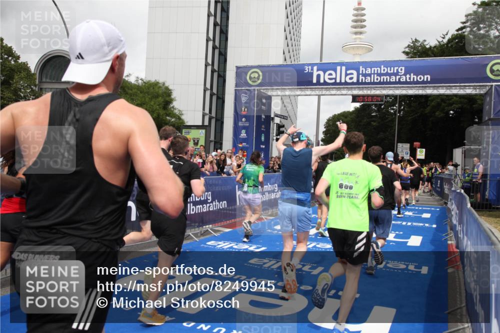 29.06.2025 - hella hamburg halbmarathon Michael Strokosch http://msf.ph/oto/8249945 29.06.2025 10:58:03 Ziel 1200, 2025, 3093, 3141, 3575, 4579, 6531, 7138, 7159, 7189, 8089, 10036, 11394, 11832, 12378, 12773, 13465, 14881, 15090, 15349, 15527, 18762 meine-sportfotos.de