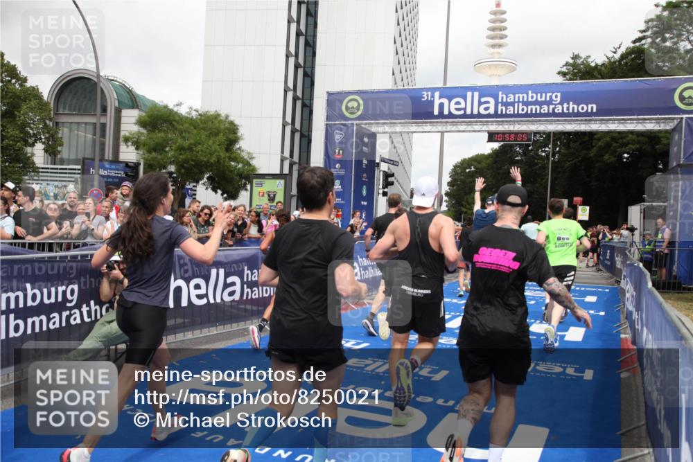 29.06.2025 - hella hamburg halbmarathon Michael Strokosch http://msf.ph/oto/8250021 29.06.2025 10:58:04 Ziel 1200, 2025, 3093, 3141, 3575, 4579, 6531, 6892, 7159, 7189, 8089, 10036, 11394, 11832, 12378, 12773, 13465, 14881, 15090, 15349, 15527, 18762 meine-sportfotos.de