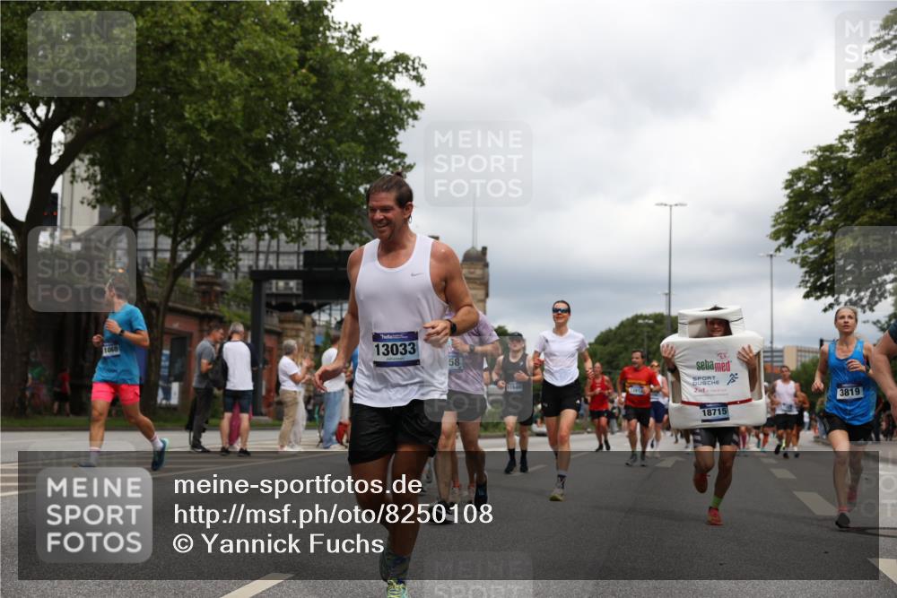 29.06.2025 - hella hamburg halbmarathon Yannick Fuchs http://msf.ph/oto/8250108 29.06.2025 10:47:54 20KM 1030, 1267, 1422, 1442, 1502, 1549, 1870, 2058, 2070, 2354, 2518, 2630, 3096, 3103, 3819, 4299, 5020, 5259, 5638, 6260, 6294, 6374, 6511, 6512, 7274, 7395, 7478, 7973, 8285, 8335, 8394, 9032, 9380, 9791, 9922, 10040, 11068, 11430, 11844, 12321, 12607, 12632, 13033, 13397, 13794, 13803, 13865, 13912, 14026, 14239, 14702, 15146, 15441, 15502, 15838, 15856, 15946, 16780, 17348, 17482, 18143, 18308, 18418, 18450, 18514, 18612, 19067 meine-sportfotos.de