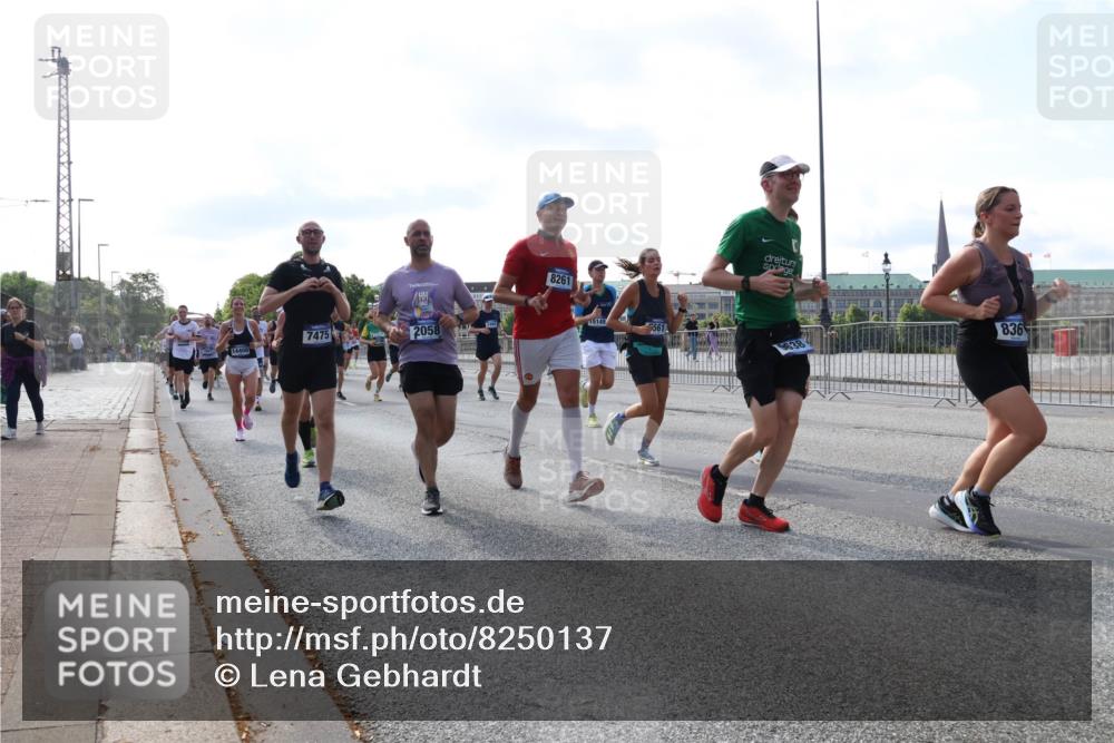 29.06.2025 - hella hamburg halbmarathon Lena Gebhardt http://msf.ph/oto/8250137 29.06.2025 09:56:40 Lombardsbrücke 1452, 1460, 1496, 1499, 1592, 1628, 1833, 1877, 2013, 2058, 2074, 2082, 2111, 2208, 2340, 2378, 2396, 2771, 2878, 2953, 2996, 3256, 3296, 3310, 3652, 4065, 4077, 4377, 4404, 4635, 4711, 4833, 4897, 5169, 5194, 5482, 5600, 5607, 5839, 5978, 6033, 6168, 6286, 6377, 6511, 6512, 6561, 6562, 6631, 7176, 7178, 7383, 7475, 7583, 7943, 8261, 8361, 8514, 8572, 8587, 8618, 8661, 8710, 8863, 8921, 8968, 8996, 9082, 9246, 9497, 9537, 9597, 9638, 10596 meine-sportfotos.de