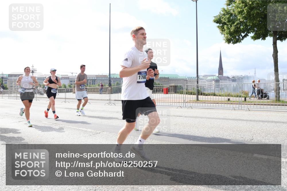 29.06.2025 - hella hamburg halbmarathon Lena Gebhardt http://msf.ph/oto/8250257 29.06.2025 10:10:23 Lombardsbrücke 1548, 1573, 3921, 4389, 5182, 5440, 5511, 7042, 7081, 7250, 7333, 7636, 7685, 8219, 8890, 9366, 9434, 9674, 9681, 9816, 10036, 10943, 11027, 11180, 11887, 11904, 11905, 12008, 12567, 12629, 13797, 13825, 13901, 14679, 14822, 15409, 16166, 16344, 16445, 16639, 16872, 17148, 17730, 18196, 18707, 19023 meine-sportfotos.de