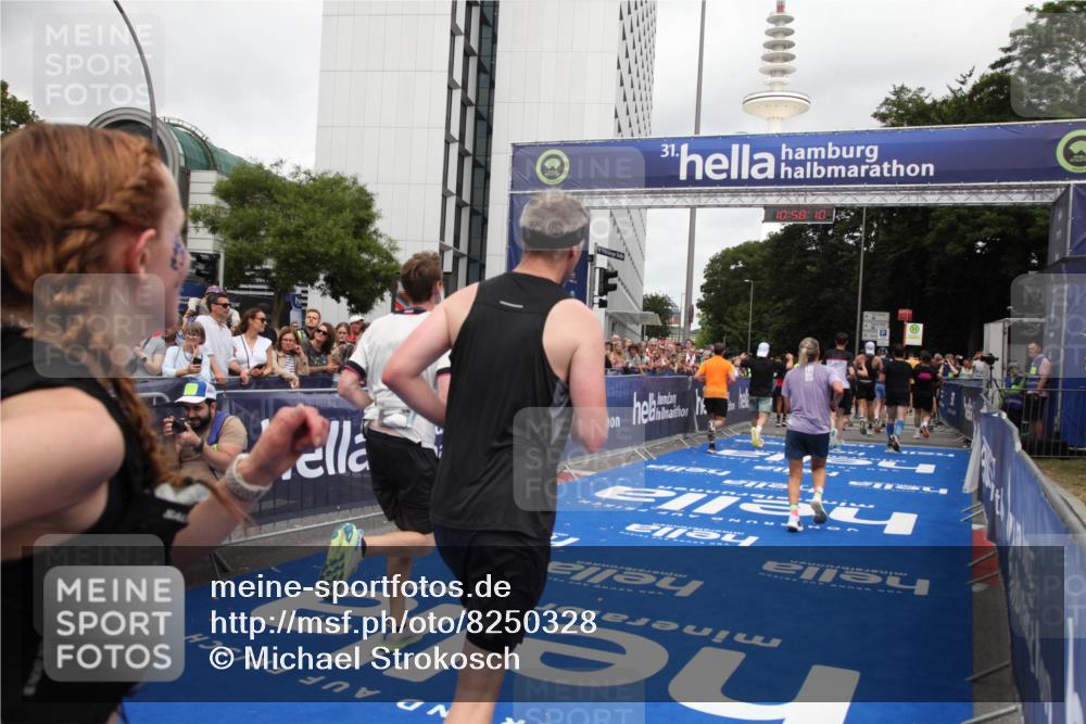 29.06.2025 - hella hamburg halbmarathon Michael Strokosch http://msf.ph/oto/8250328 29.06.2025 10:58:09 Ziel 1563, 1611, 3141, 4319, 4579, 6531, 6892, 8089, 10036, 10408, 11832, 12773, 13666, 15090, 15189, 15527 meine-sportfotos.de
