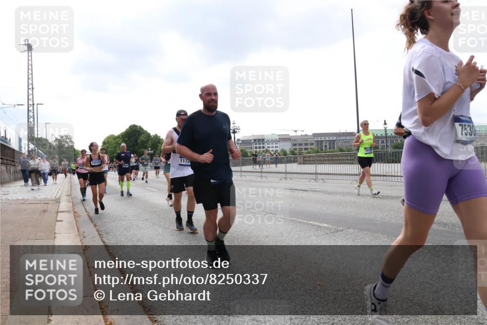 29.06.2025 - hella hamburg halbmarathon Lena Gebhardt http://msf.ph/oto/8250337 29.06.2025 10:45:39 Lombardsbrücke 1033, 1060, 1085, 1100, 1104, 1421, 1426, 1555, 1713, 1798, 1854, 1983, 2008, 2216, 2217, 2522, 2550, 2657, 2664, 2917, 2954, 2965, 2973, 3160, 3164, 3357, 3377, 3879, 3993, 4099, 4102, 4104, 4186, 4224, 4306, 4317, 4388, 4504, 4572, 4820, 4851, 5044, 5099, 5108, 5339, 5635, 5636, 5949, 6133, 6150, 6333, 6623, 6763, 6788, 6911, 6922, 6980, 7268, 7283, 7356, 7530, 7541, 7859, 8605, 8745, 9120, 9121, 9620, 10030, 10182, 10225, 10327, 10329, 10367, 10511, 11314 meine-sportfotos.de