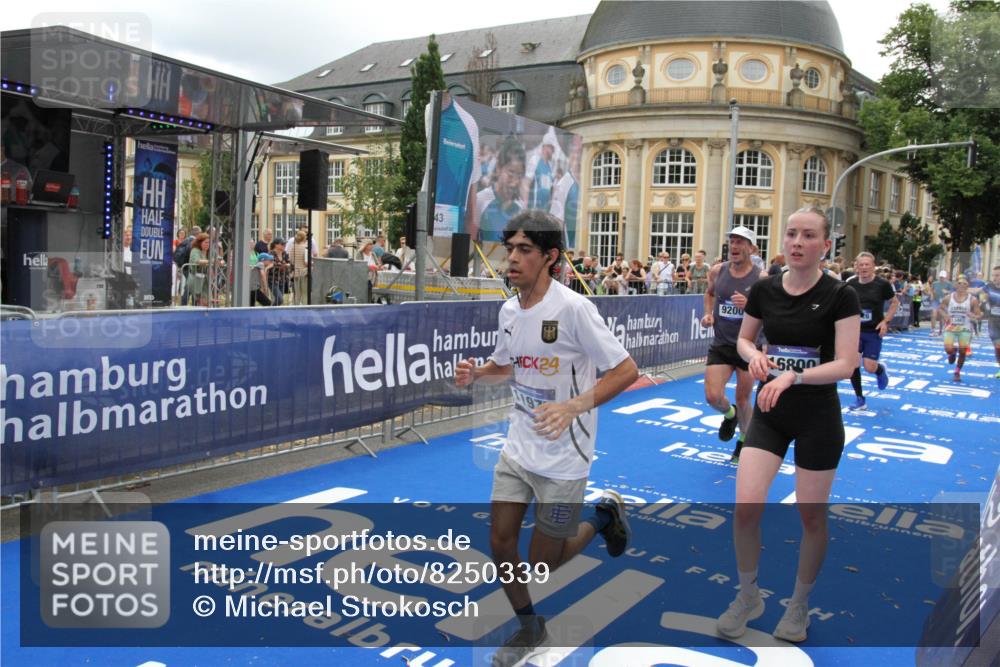 29.06.2025 - hella hamburg halbmarathon Michael Strokosch http://msf.ph/oto/8250339 29.06.2025 10:49:54 Ziel 2540, 4017, 5460, 6125, 8455, 9126, 9200, 9491, 9597, 9924, 11975, 12527, 13463, 16800, 16887, 17753, 19109, 19122 meine-sportfotos.de