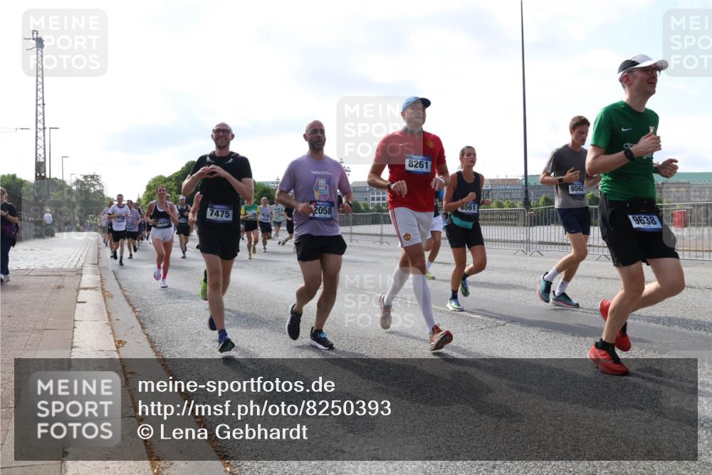 29.06.2025 - hella hamburg halbmarathon Lena Gebhardt http://msf.ph/oto/8250393 29.06.2025 09:56:40 Lombardsbrücke 1452, 1460, 1496, 1499, 1592, 1628, 1833, 1877, 2013, 2058, 2074, 2082, 2111, 2208, 2340, 2378, 2396, 2771, 2878, 2953, 2996, 3256, 3296, 3310, 3652, 4065, 4077, 4377, 4404, 4635, 4711, 4833, 4897, 5169, 5194, 5482, 5600, 5607, 5839, 5978, 6033, 6168, 6286, 6377, 6511, 6512, 6561, 6562, 6631, 7176, 7178, 7383, 7475, 7583, 7943, 8261, 8361, 8514, 8572, 8587, 8618, 8661, 8710, 8863, 8921, 8968, 8996, 9082, 9246, 9497, 9537, 9597, 9638, 10596 meine-sportfotos.de