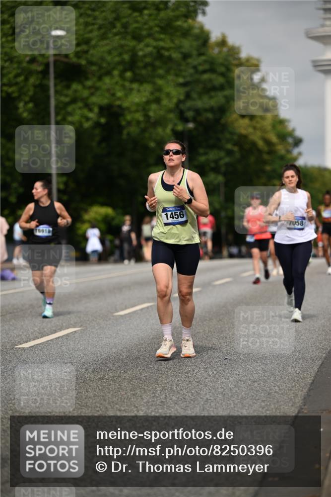 29.06.2025 - hella hamburg halbmarathon Dr. Thomas Lammeyer http://msf.ph/oto/8250396 29.06.2025 10:14:20 Kennedybrücke 1052, 1186, 1456, 1483, 1513, 4389, 7058, 7250, 7685, 8090, 8685, 9150, 9681, 9816, 9988, 11180 meine-sportfotos.de