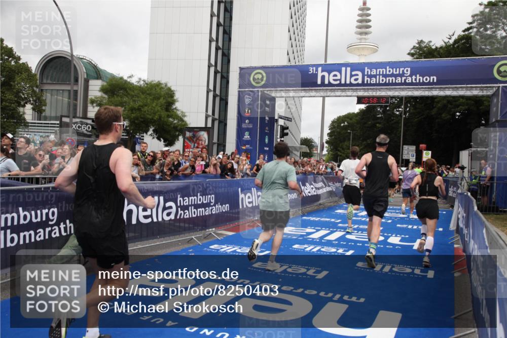 29.06.2025 - hella hamburg halbmarathon Michael Strokosch http://msf.ph/oto/8250403 29.06.2025 10:58:10 Ziel 1563, 1611, 2907, 3141, 4319, 6892, 10036, 10408, 11832, 12773, 13666, 15090, 15125, 15189 meine-sportfotos.de