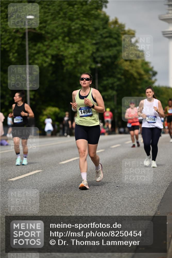29.06.2025 - hella hamburg halbmarathon Dr. Thomas Lammeyer http://msf.ph/oto/8250454 29.06.2025 10:14:21 Kennedybrücke 1052, 1186, 1456, 1483, 1513, 4389, 7058, 7250, 7685, 8090, 8685, 9150, 9681, 9816, 9829, 9988, 11180 meine-sportfotos.de