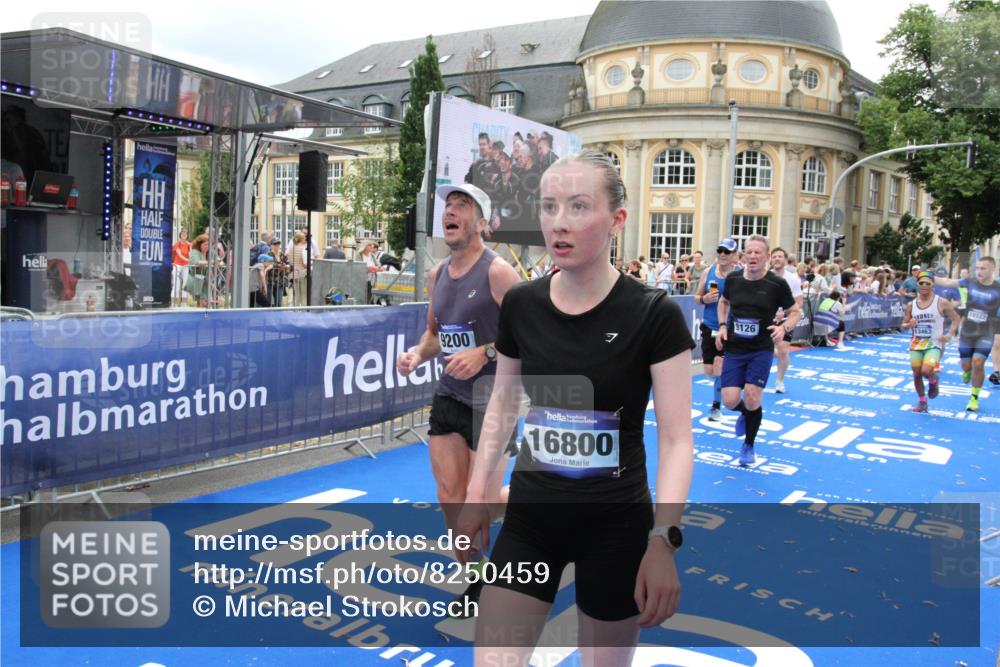 29.06.2025 - hella hamburg halbmarathon Michael Strokosch http://msf.ph/oto/8250459 29.06.2025 10:49:55 Ziel 2540, 4017, 5460, 8454, 8455, 9126, 9200, 9491, 9597, 11975, 12527, 12733, 13463, 16732, 16800, 16887, 19109, 19122 meine-sportfotos.de