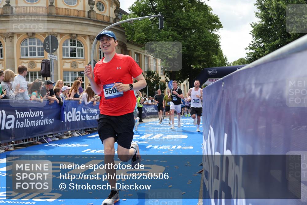 29.06.2025 - hella hamburg halbmarathon Strokosch-Dieckow http://msf.ph/oto/8250506 29.06.2025 10:40:11 Ziel 3547, 4381, 5007, 5409, 5410, 5508, 5803, 5916, 7495, 8465, 8933, 10968, 11731, 12704, 13667, 14699, 15424, 18614, 18979 meine-sportfotos.de