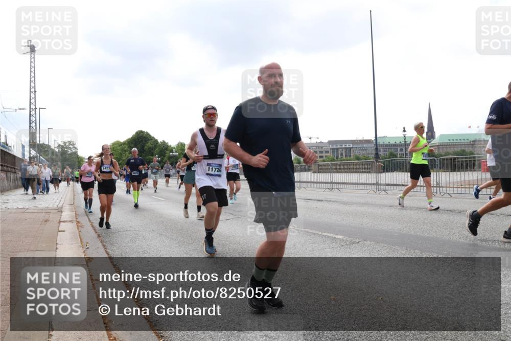 29.06.2025 - hella hamburg halbmarathon Lena Gebhardt http://msf.ph/oto/8250527 29.06.2025 10:45:40 Lombardsbrücke 1004, 1033, 1060, 1085, 1100, 1104, 1421, 1426, 1555, 1713, 1798, 1854, 1983, 2008, 2216, 2217, 2522, 2550, 2657, 2664, 2917, 2954, 2965, 2973, 3160, 3164, 3357, 3377, 3879, 3993, 4099, 4102, 4104, 4224, 4306, 4317, 4388, 4504, 4572, 4820, 4851, 5044, 5099, 5108, 5339, 5635, 5636, 5949, 6133, 6150, 6333, 6623, 6763, 6788, 6911, 6922, 6980, 7268, 7283, 7356, 7530, 7541, 7605, 7859, 8605, 8745, 9120, 9121, 9620, 10030, 10182, 10225, 10327, 10329, 10367, 10511, 11314 meine-sportfotos.de