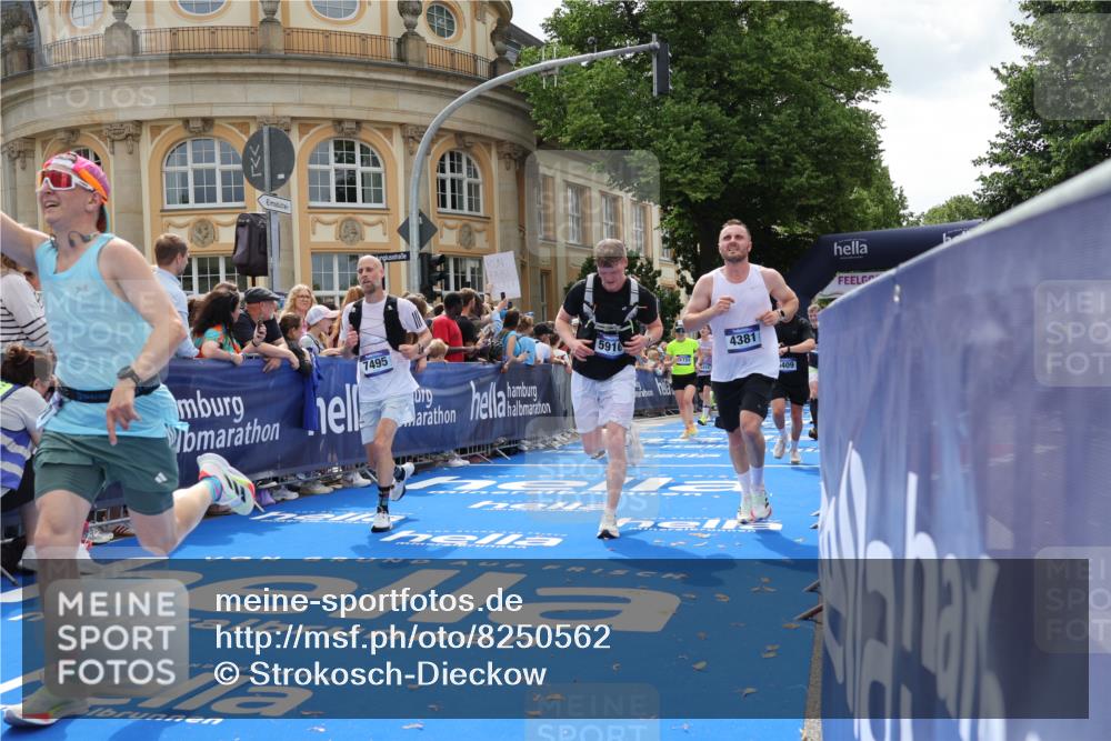 29.06.2025 - hella hamburg halbmarathon Strokosch-Dieckow http://msf.ph/oto/8250562 29.06.2025 10:40:12 Ziel 3547, 4381, 5007, 5409, 5410, 5508, 5803, 5916, 7495, 8465, 8933, 10968, 11731, 12704, 13667, 14699, 15424, 18614, 18979 meine-sportfotos.de