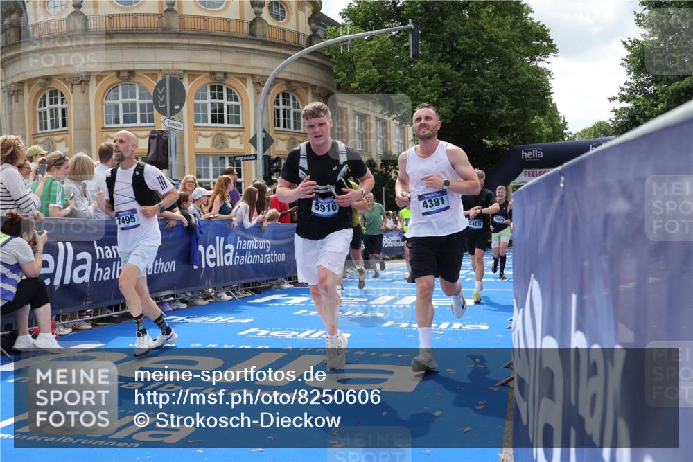 29.06.2025 - hella hamburg halbmarathon Strokosch-Dieckow http://msf.ph/oto/8250606 29.06.2025 10:40:13 Ziel 3547, 4381, 5007, 5409, 5410, 5508, 5803, 5916, 7495, 8465, 8933, 10968, 11731, 12704, 13667, 14699, 18614, 18979 meine-sportfotos.de
