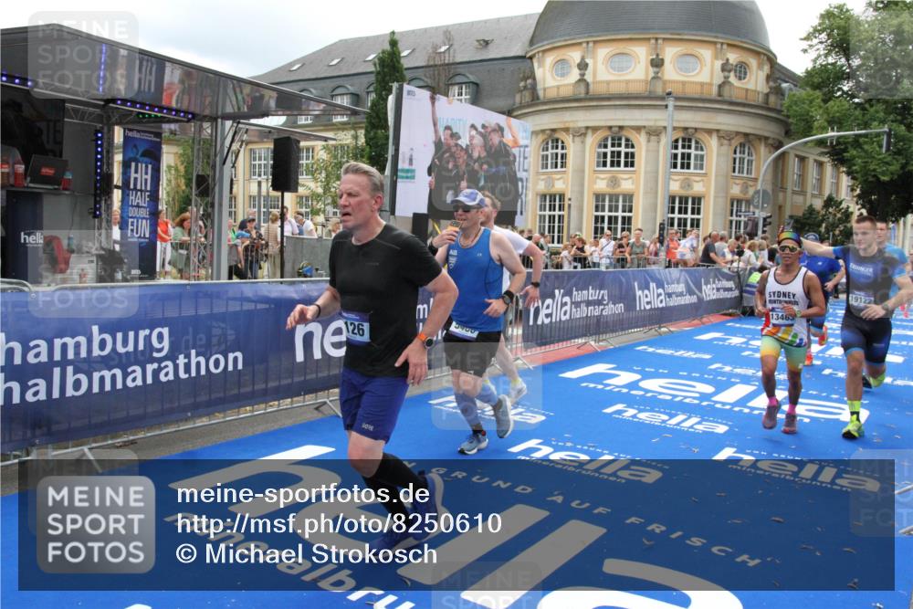 29.06.2025 - hella hamburg halbmarathon Michael Strokosch http://msf.ph/oto/8250610 29.06.2025 10:49:56 Ziel 2540, 4017, 5460, 8454, 8455, 9126, 9200, 9491, 9597, 11975, 12527, 12733, 13463, 16716, 16732, 16800, 16887, 19109, 19122 meine-sportfotos.de