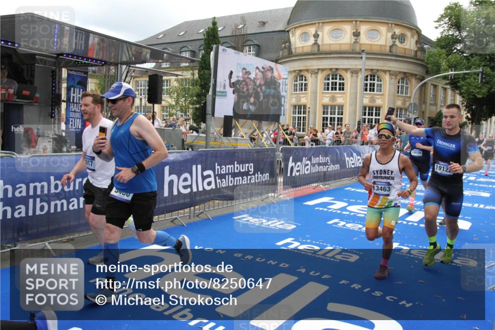 29.06.2025 - hella hamburg halbmarathon Michael Strokosch http://msf.ph/oto/8250647 29.06.2025 10:49:57 Ziel 2540, 4017, 5460, 8454, 8455, 9126, 9200, 9491, 9597, 12527, 12733, 13463, 16716, 16732, 16800, 16887, 19109, 19122 meine-sportfotos.de