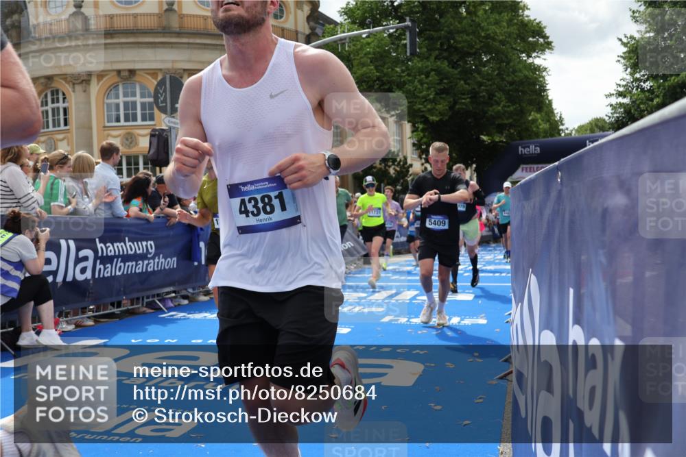29.06.2025 - hella hamburg halbmarathon Strokosch-Dieckow http://msf.ph/oto/8250684 29.06.2025 10:40:13 Ziel 3547, 4381, 5007, 5409, 5410, 5508, 5803, 5916, 7495, 8465, 8933, 10968, 11731, 12704, 13667, 14699, 18614, 18979 meine-sportfotos.de
