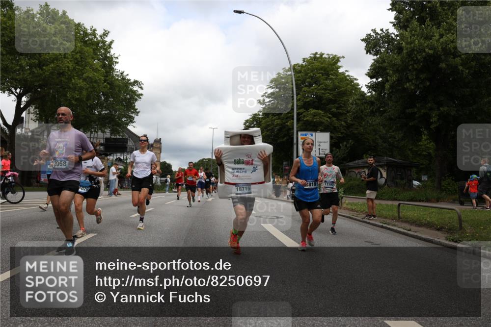29.06.2025 - hella hamburg halbmarathon Yannick Fuchs http://msf.ph/oto/8250697 29.06.2025 10:47:56 20KM 1267, 1422, 1442, 1502, 1549, 1870, 2058, 2070, 2354, 2432, 2518, 2630, 3096, 3103, 3819, 4299, 5020, 5259, 6260, 6294, 6374, 6511, 6512, 7274, 7395, 7478, 7973, 8285, 8335, 8394, 9032, 9380, 9791, 9922, 10040, 11009, 11068, 11430, 11789, 11844, 12321, 12607, 12632, 13033, 13397, 13794, 13803, 13912, 14026, 14239, 14702, 15146, 15441, 15838, 15856, 15946, 16780, 17348, 17482, 18143, 18308, 18418, 18450, 18514, 18612, 19067 meine-sportfotos.de