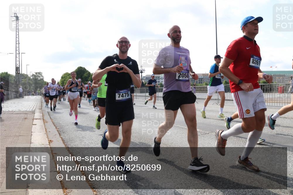 29.06.2025 - hella hamburg halbmarathon Lena Gebhardt http://msf.ph/oto/8250699 29.06.2025 09:56:41 Lombardsbrücke 1452, 1460, 1496, 1499, 1592, 1628, 1833, 1877, 2013, 2058, 2074, 2082, 2111, 2208, 2340, 2378, 2396, 2771, 2878, 2953, 2996, 3256, 3296, 3310, 3652, 4065, 4077, 4377, 4404, 4635, 4711, 4833, 4897, 5169, 5194, 5482, 5600, 5607, 5839, 5978, 6033, 6168, 6286, 6377, 6511, 6512, 6561, 6562, 6631, 7176, 7383, 7475, 7583, 7943, 8261, 8361, 8514, 8572, 8587, 8618, 8661, 8710, 8863, 8921, 8968, 8996, 9082, 9246, 9497, 9537, 9597, 9638, 10596 meine-sportfotos.de