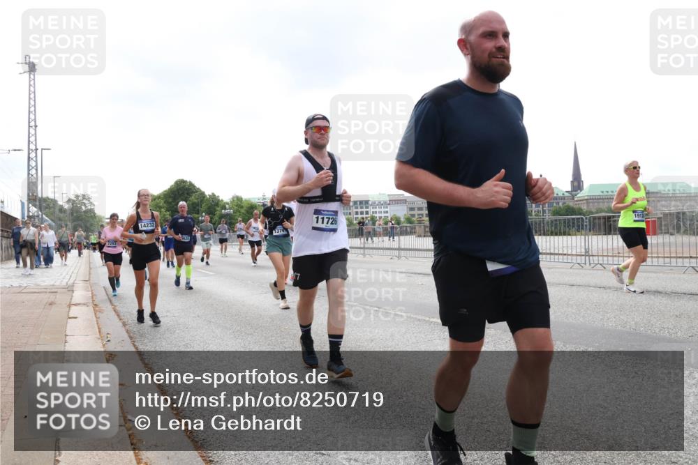 29.06.2025 - hella hamburg halbmarathon Lena Gebhardt http://msf.ph/oto/8250719 29.06.2025 10:45:40 Lombardsbrücke 1004, 1033, 1060, 1085, 1100, 1104, 1421, 1426, 1555, 1713, 1798, 1854, 1983, 2008, 2216, 2217, 2522, 2550, 2657, 2664, 2917, 2954, 2965, 2973, 3160, 3164, 3357, 3377, 3879, 3993, 4099, 4102, 4104, 4224, 4306, 4317, 4388, 4504, 4572, 4820, 4851, 5044, 5099, 5108, 5339, 5635, 5636, 5949, 6133, 6150, 6333, 6623, 6763, 6788, 6911, 6922, 6980, 7268, 7283, 7356, 7530, 7541, 7605, 7859, 8605, 8745, 9120, 9121, 9620, 10030, 10182, 10225, 10327, 10329, 10367, 10511, 11314 meine-sportfotos.de