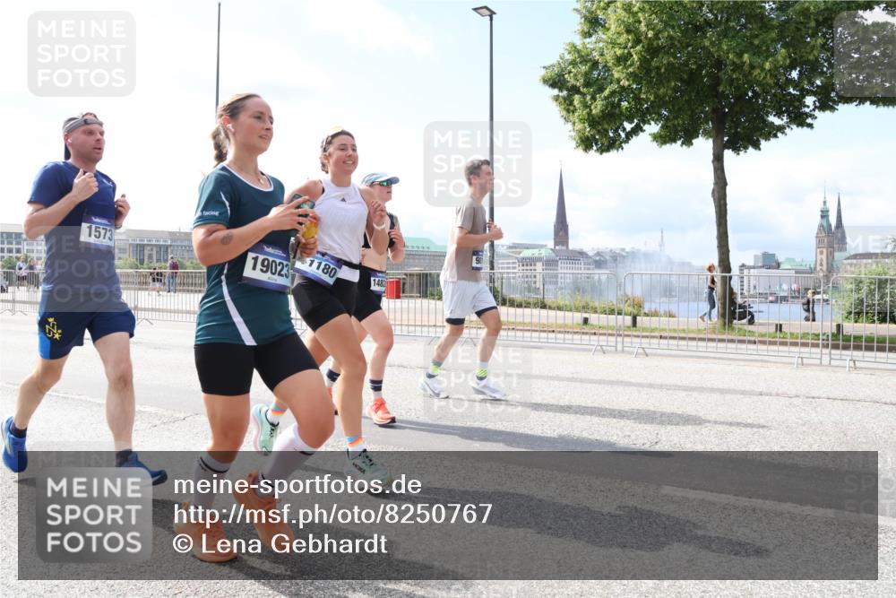 29.06.2025 - hella hamburg halbmarathon Lena Gebhardt http://msf.ph/oto/8250767 29.06.2025 10:10:24 Lombardsbrücke 1548, 1573, 3921, 4389, 5182, 5440, 5511, 7042, 7081, 7250, 7333, 7636, 7685, 8219, 8890, 9366, 9434, 9674, 9681, 9816, 10036, 10943, 11027, 11180, 11355, 11887, 11904, 11905, 12008, 12567, 12629, 13797, 13825, 13901, 14679, 14822, 15409, 16166, 16344, 16445, 16639, 16872, 17148, 17730, 18196, 18707, 19023 meine-sportfotos.de