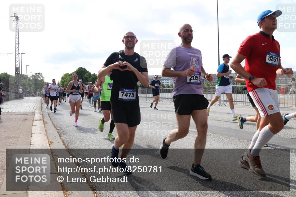 29.06.2025 - hella hamburg halbmarathon Lena Gebhardt http://msf.ph/oto/8250781 29.06.2025 09:56:41 Lombardsbrücke 1452, 1460, 1496, 1499, 1592, 1628, 1833, 1877, 2013, 2058, 2074, 2082, 2111, 2208, 2340, 2378, 2396, 2771, 2878, 2953, 2996, 3256, 3296, 3310, 3652, 4065, 4077, 4377, 4404, 4635, 4711, 4833, 4897, 5169, 5194, 5482, 5600, 5607, 5839, 5978, 6033, 6168, 6286, 6377, 6511, 6512, 6561, 6562, 6631, 7176, 7383, 7475, 7583, 7943, 8261, 8361, 8514, 8572, 8587, 8618, 8661, 8710, 8863, 8921, 8968, 8996, 9082, 9246, 9497, 9537, 9597, 9638, 10596 meine-sportfotos.de