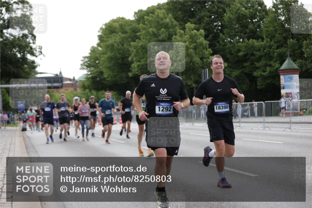 29.06.2025 - hella hamburg halbmarathon Jannik Wohlers http://msf.ph/oto/8250803 29.06.2025 10:30:57 Lombardsbrücke 1292, 1979, 2414, 2914, 4561, 4817, 5165, 5437, 5846, 5943, 6057, 6078, 7604, 7772, 8050, 8072, 8073, 10111, 10586, 11587, 14349, 15725, 16457, 16978, 17509, 17587, 17706, 17989, 18390, 18507, 18883, 18943 meine-sportfotos.de