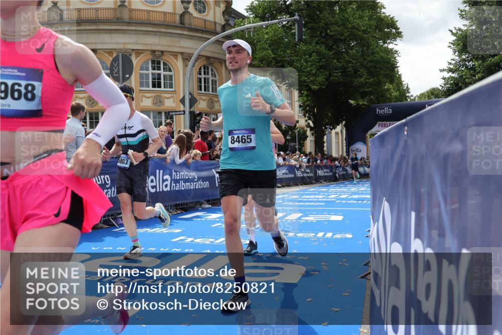 29.06.2025 - hella hamburg halbmarathon Strokosch-Dieckow http://msf.ph/oto/8250821 29.06.2025 10:40:17 Ziel 3547, 4381, 5409, 5410, 5803, 8370, 8465, 10968, 11731, 12704, 13667, 14699, 14924, 17245, 17916, 18614, 18979 meine-sportfotos.de