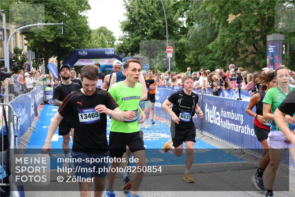 29.06.2025 - hella hamburg halbmarathon Zöllner http://msf.ph/oto/8250854 29.06.2025 10:58:07 Ziel 1200, 1563, 1611, 3141, 4319, 4579, 6531, 6892, 8089, 10036, 10408, 11832, 12378, 12773, 13465, 13666, 15090, 15189, 15527, 18762 meine-sportfotos.de